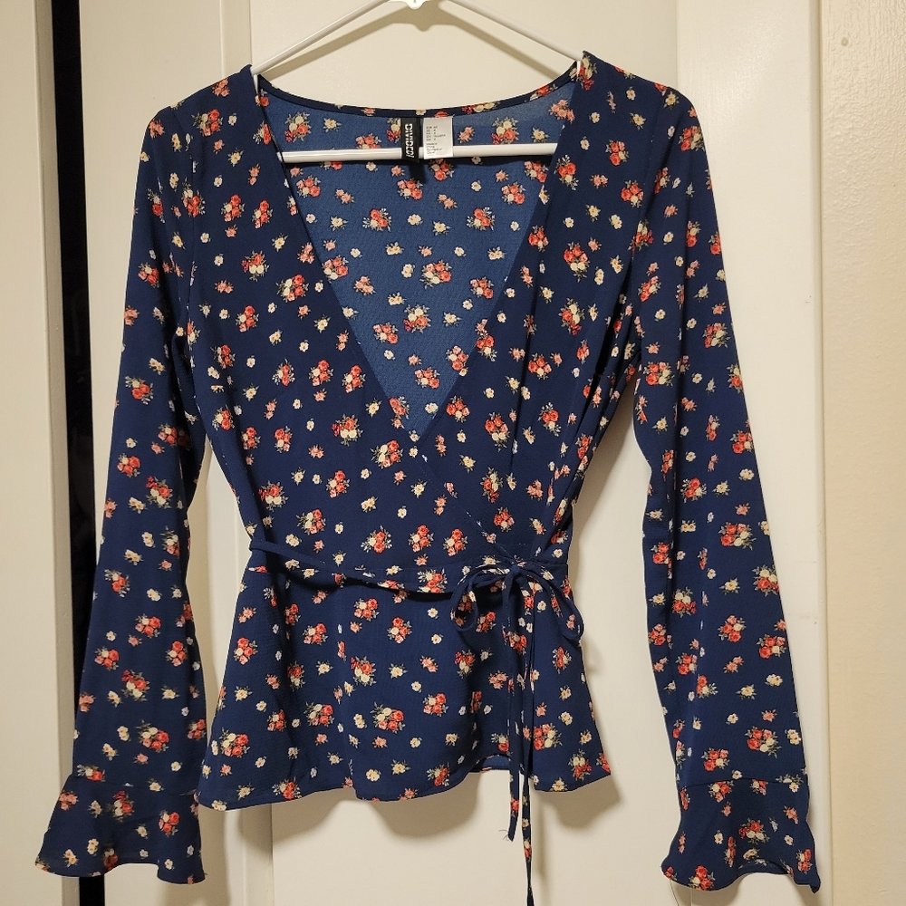 🌺4/$20🌺 H&M Bell Sleeve WrapTop